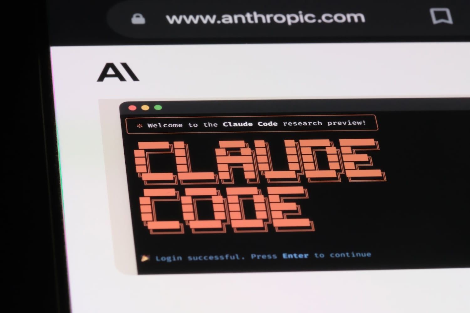 Claude Code 誤洩 51 萬行原始碼、Anthropic 緊急下架：這起事件對 AI 開發工具安全意味著什麼？