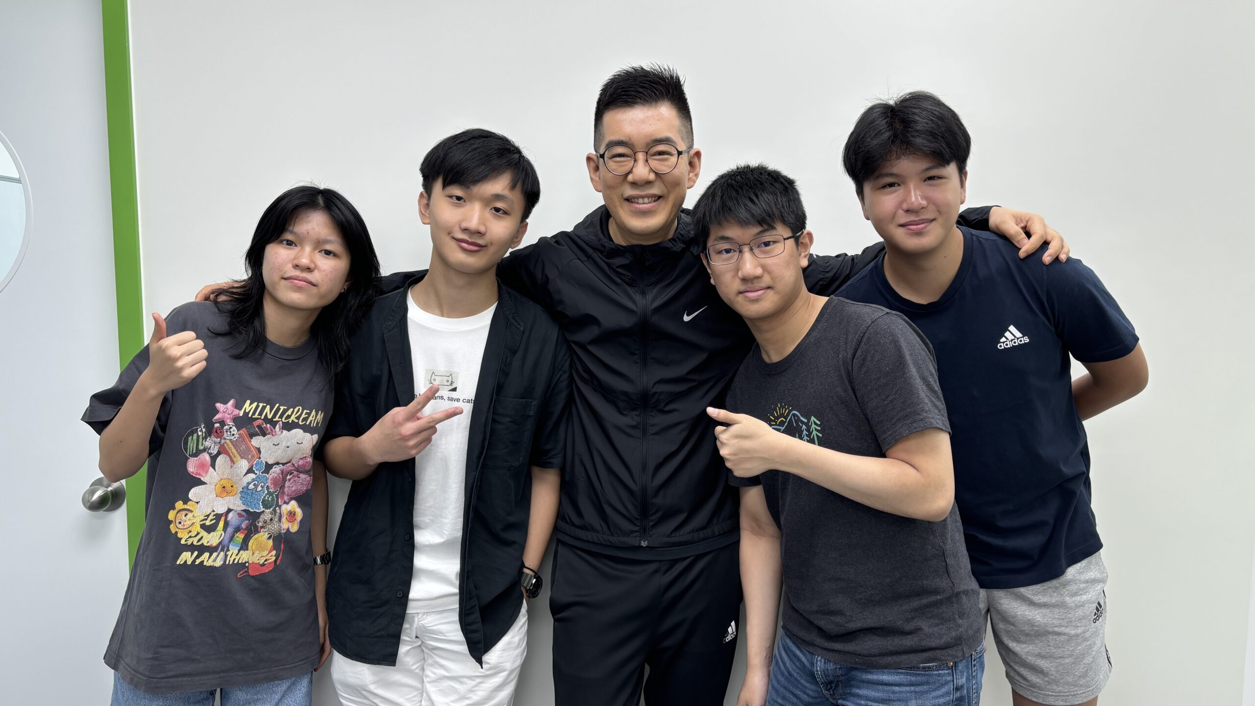 Dr. Jackei Wong 與 RoboCode Academy 學生合照