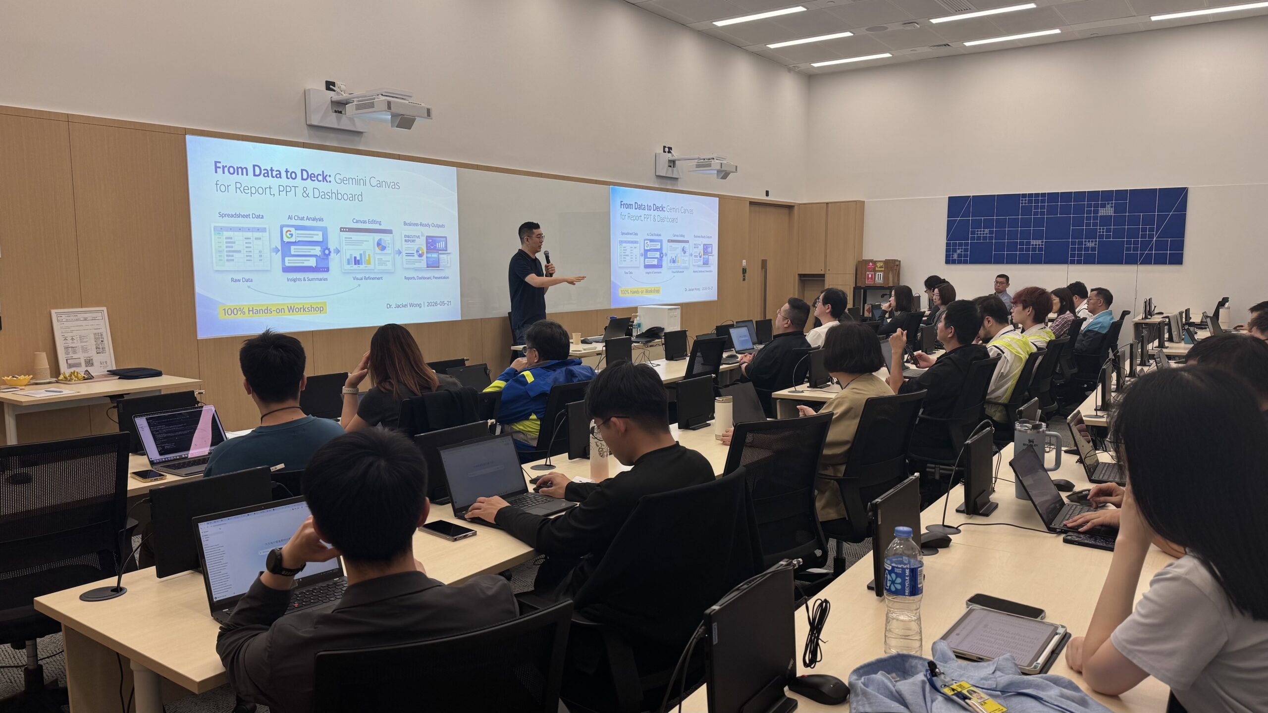 Dr. Jackei Wong 於企業 AI 培訓工作坊中向團隊講解生成式 AI 工作流程